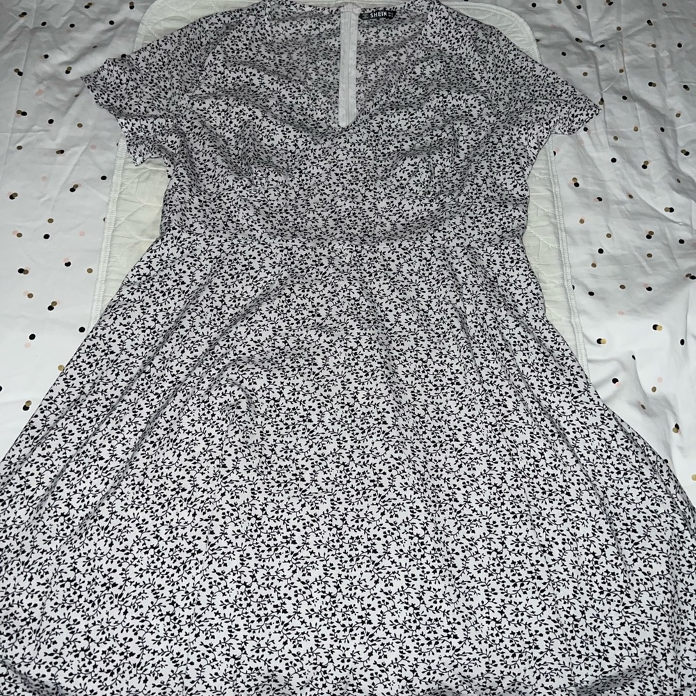 Casual dress with back zipper closure. With light decorative print.